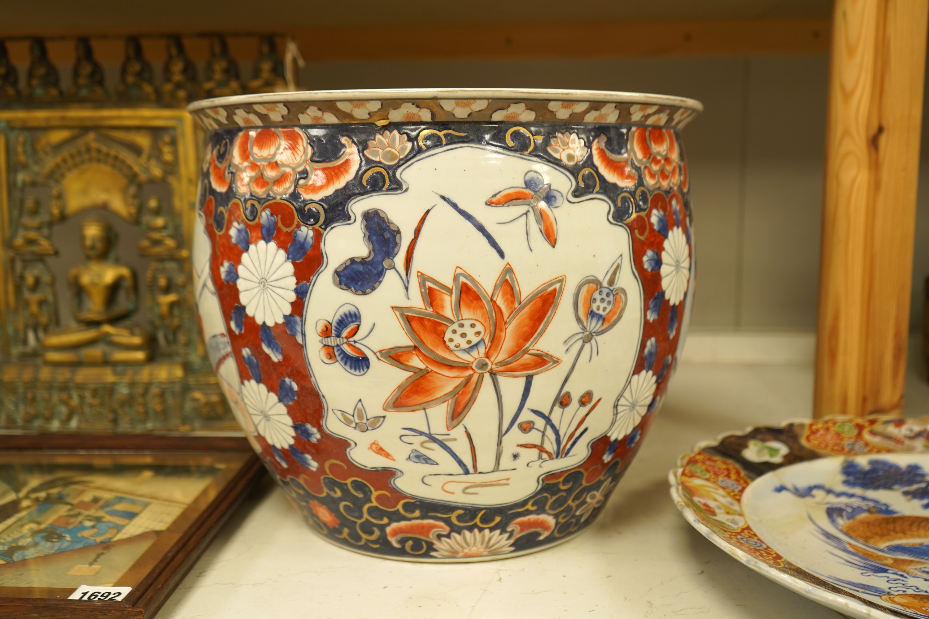 A Japanese Imari jardiniere and a similar ‘fish’ charger (a.f), largest 41cm in diameter